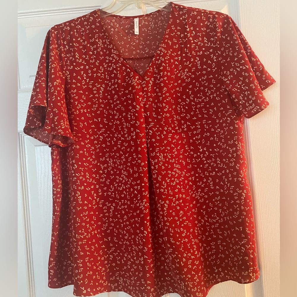 Women’s V-Neck Short Sleeve Blouse Red W/Cream. Flutter Sleeves. Size XL.